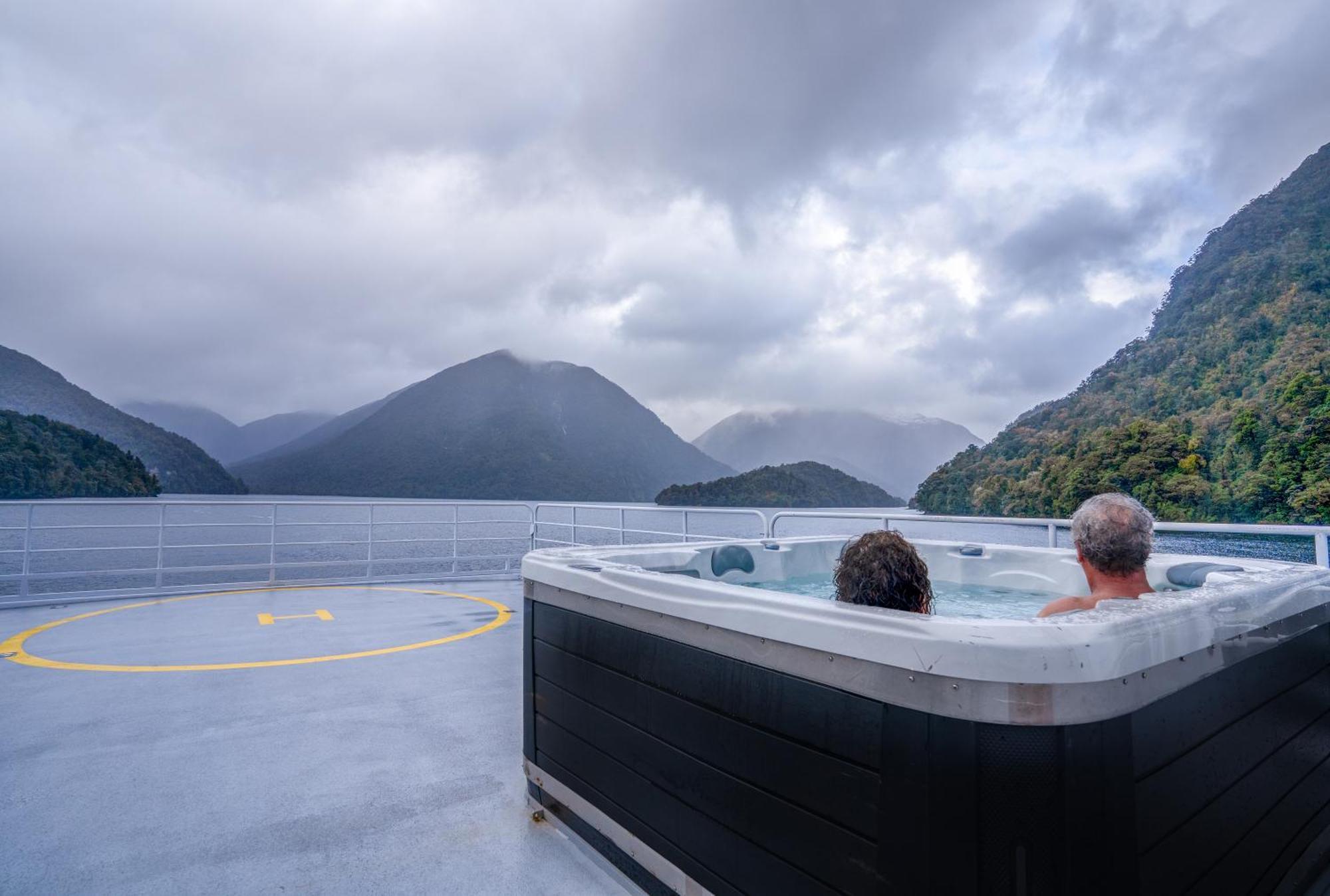Milford Sound Overnight Cruise - Fiordland Discovery Eksteriør billede
