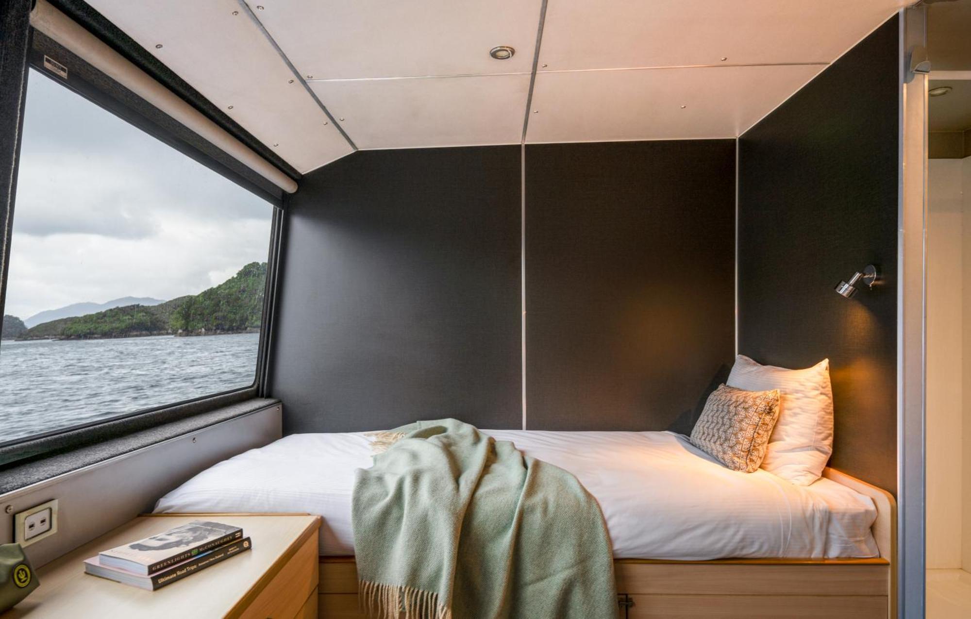 Milford Sound Overnight Cruise - Fiordland Discovery Eksteriør billede