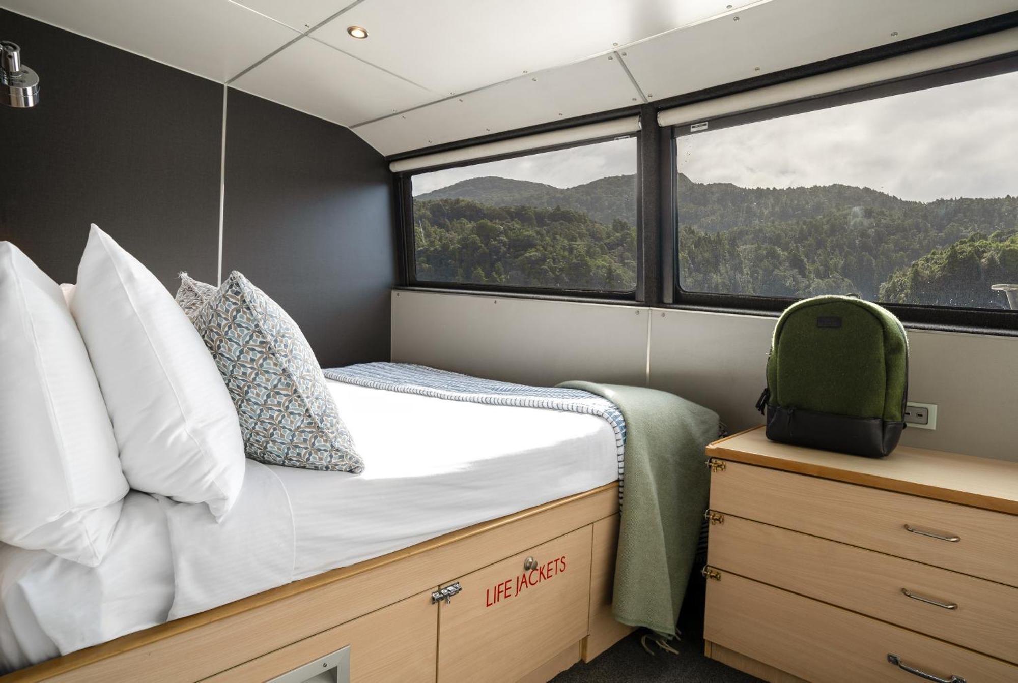 Milford Sound Overnight Cruise - Fiordland Discovery Eksteriør billede