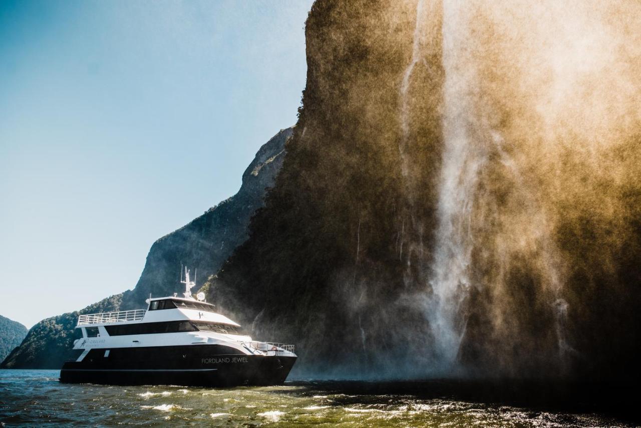 Milford Sound Overnight Cruise - Fiordland Discovery Eksteriør billede