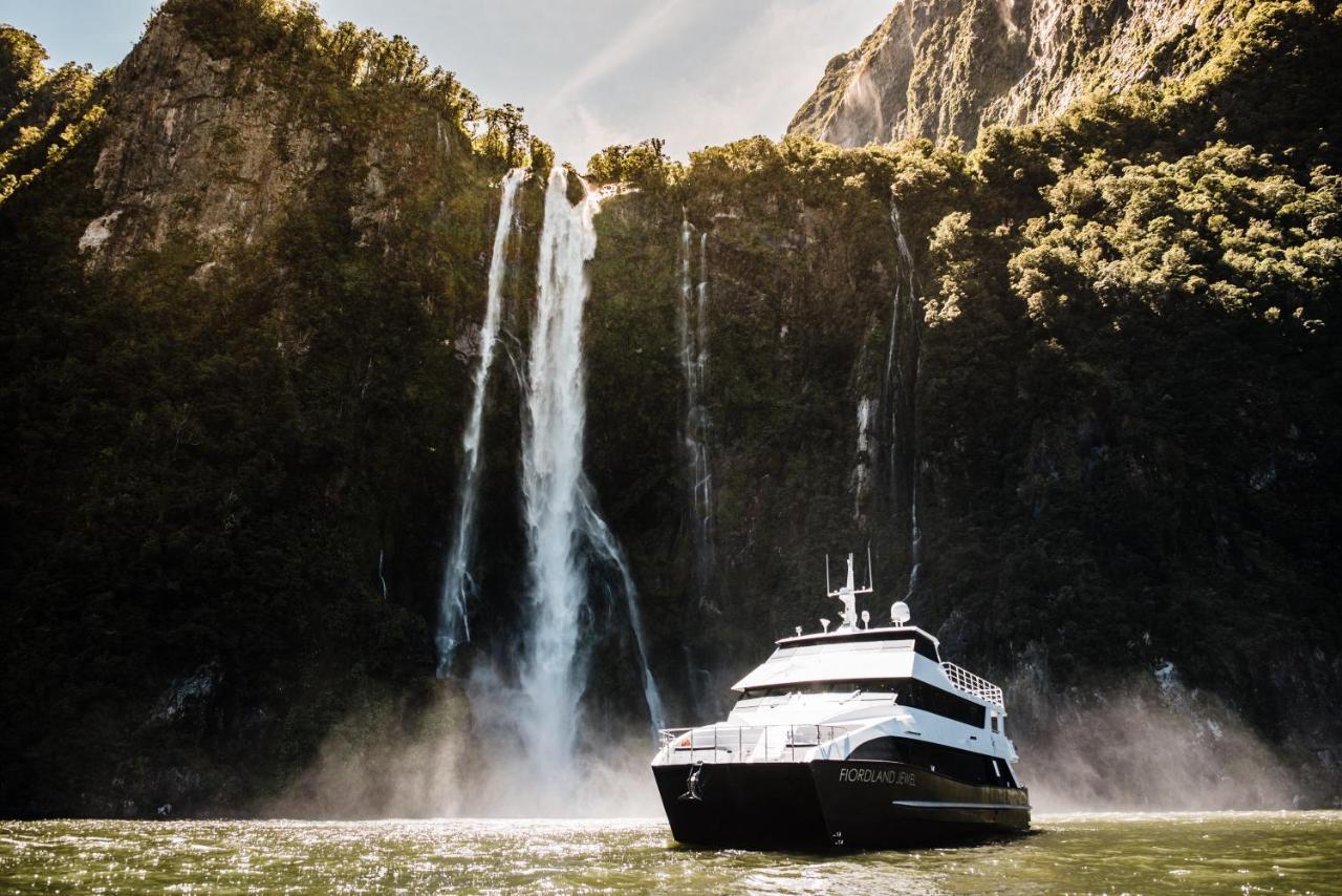 Milford Sound Overnight Cruise - Fiordland Discovery Eksteriør billede