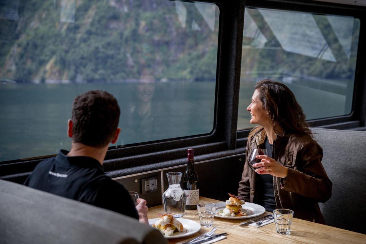 Milford Sound Overnight Cruise - Fiordland Discovery Eksteriør billede